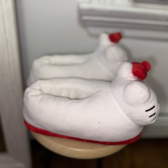 Hello kitty slippers - Picture 3 of 4